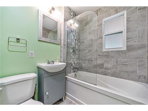 6285 Skinner Street, Niagara Falls, ON - Indoor Photo Showing Bathroom