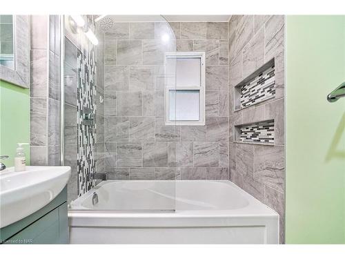 6285 Skinner Street, Niagara Falls, ON - Indoor Photo Showing Bathroom