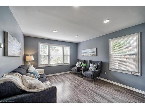 6285 Skinner Street, Niagara Falls, ON - Indoor Photo Showing Living Room