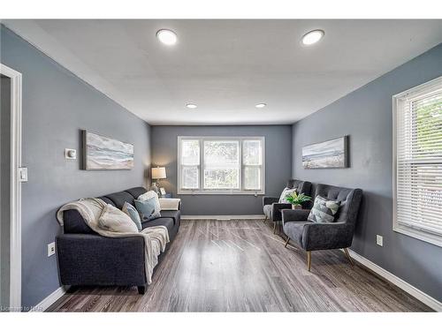 6285 Skinner Street, Niagara Falls, ON - Indoor Photo Showing Living Room