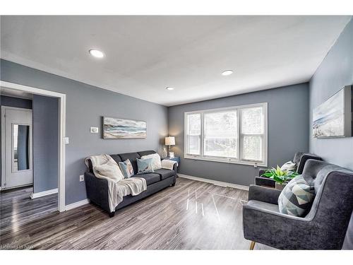 6285 Skinner Street, Niagara Falls, ON - Indoor Photo Showing Living Room