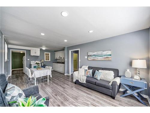 6285 Skinner Street, Niagara Falls, ON - Indoor Photo Showing Living Room