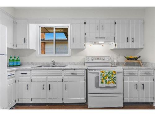 6 Fuller Crescent, Thorold, ON - Indoor Photo Showing Kitchen With Double Sink