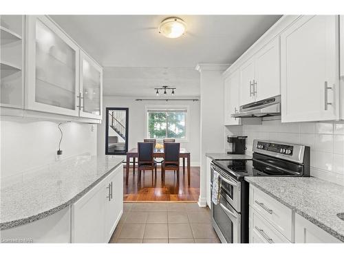 142-1058 Falgarwood Drive, Oakville, ON - Indoor Photo Showing Kitchen With Upgraded Kitchen