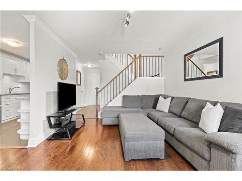 142-1058 Falgarwood Drive, Oakville, ON - Indoor Photo Showing Living Room