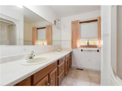 729 South Pelham Road, Welland, ON - Indoor Photo Showing Bathroom