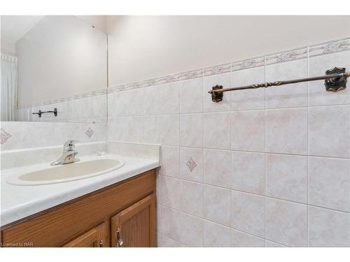 729 South Pelham Road, Welland, ON - Indoor Photo Showing Bathroom