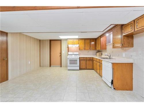 729 South Pelham Road, Welland, ON - Indoor Photo Showing Kitchen With Double Sink