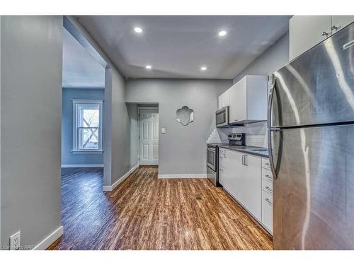 2-192 Wellington Street N, Hamilton, ON - Indoor Photo Showing Kitchen