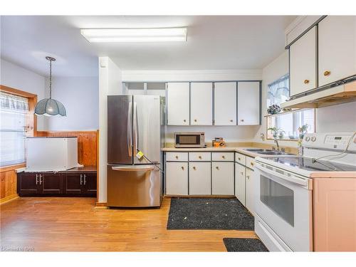 137 Oakdale Avenue, St. Catharines, ON - Indoor Photo Showing Kitchen With Double Sink