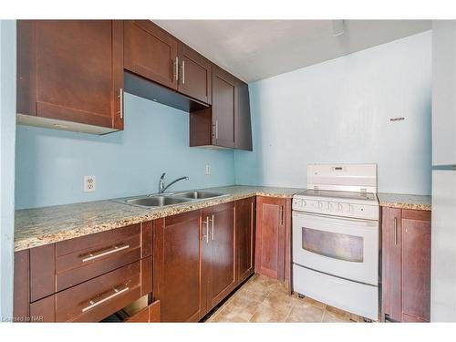 137 Oakdale Avenue, St. Catharines, ON - Indoor Photo Showing Kitchen With Double Sink