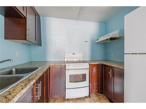 137 Oakdale Avenue, St. Catharines, ON - Indoor Photo Showing Kitchen With Double Sink