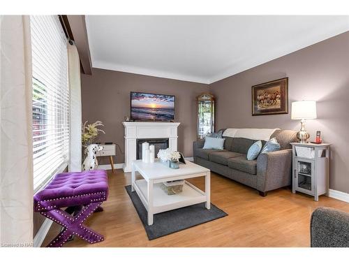 40 Densgrove Drive, St. Catharines, ON - Indoor Photo Showing Living Room