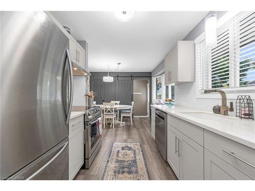 40 Densgrove Drive, St. Catharines, ON - Indoor Photo Showing Kitchen With Stainless Steel Kitchen With Upgraded Kitchen