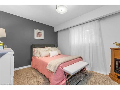 40 Densgrove Drive, St. Catharines, ON - Indoor Photo Showing Bedroom