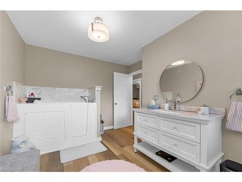 40 Densgrove Drive, St. Catharines, ON - Indoor Photo Showing Bathroom