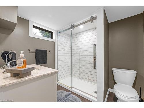 40 Densgrove Drive, St. Catharines, ON - Indoor Photo Showing Bathroom