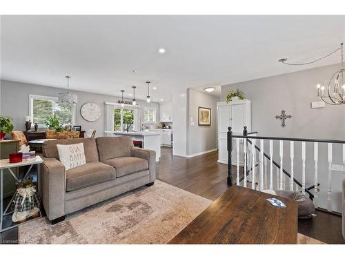 1041 Quaker Road, Pelham, ON - Indoor Photo Showing Living Room