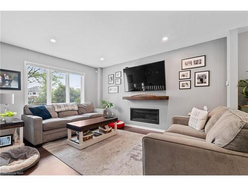 1041 Quaker Road, Pelham, ON - Indoor Photo Showing Living Room With Fireplace