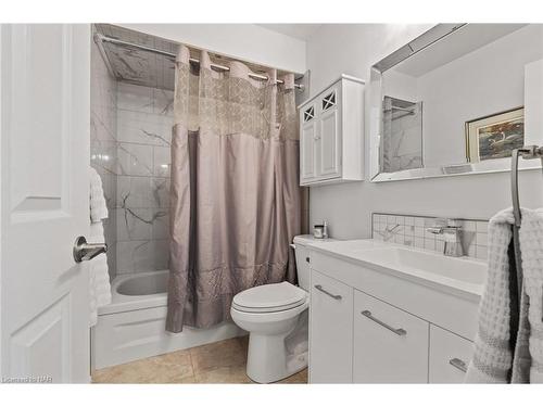 1041 Quaker Road, Pelham, ON - Indoor Photo Showing Bathroom