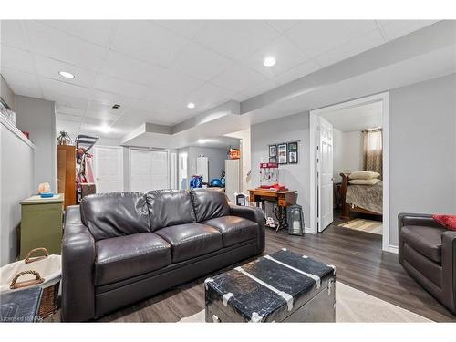 1041 Quaker Road, Pelham, ON - Indoor Photo Showing Living Room