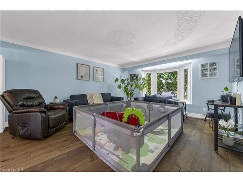 9 Orlando Drive, St. Catharines, ON - Indoor Photo Showing Living Room