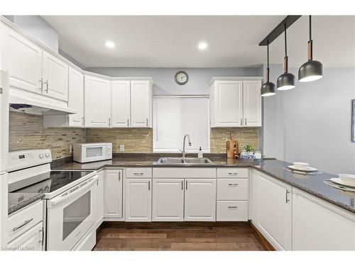 5209 Palmer Avenue, Niagara Falls, ON - Indoor Photo Showing Kitchen With Double Sink