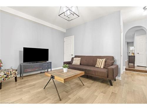 5209 Palmer Avenue, Niagara Falls, ON - Indoor Photo Showing Living Room