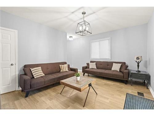 5209 Palmer Avenue, Niagara Falls, ON - Indoor Photo Showing Living Room