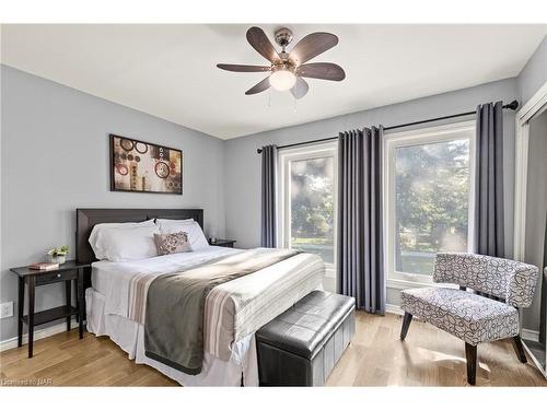 5209 Palmer Avenue, Niagara Falls, ON - Indoor Photo Showing Bedroom