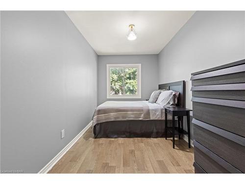 5209 Palmer Avenue, Niagara Falls, ON - Indoor Photo Showing Bedroom