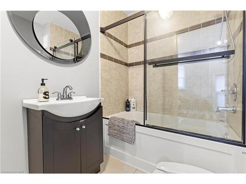 5209 Palmer Avenue, Niagara Falls, ON - Indoor Photo Showing Bathroom