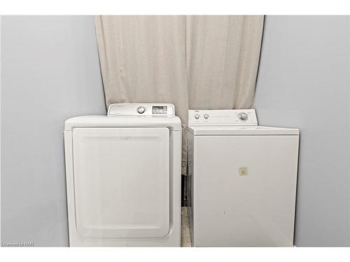 5209 Palmer Avenue, Niagara Falls, ON - Indoor Photo Showing Laundry Room