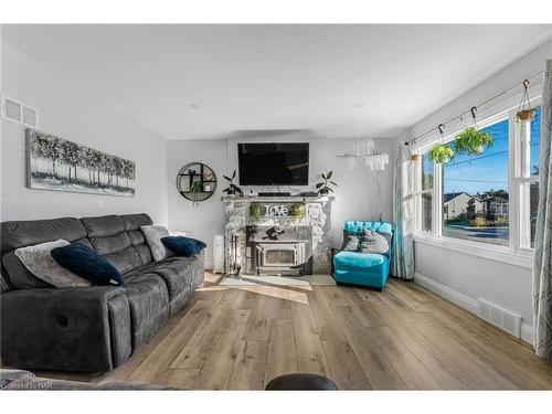 548 Wright Street, Welland, ON - Indoor Photo Showing Living Room