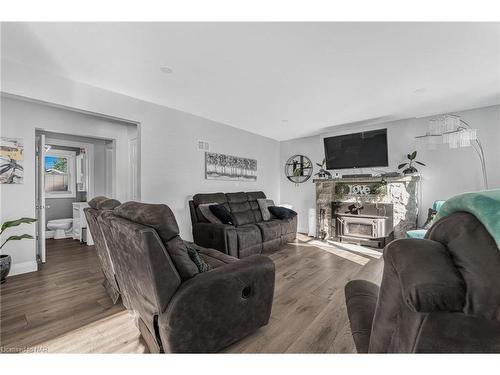 548 Wright Street, Welland, ON - Indoor Photo Showing Living Room