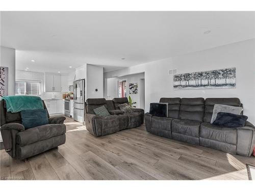 548 Wright Street, Welland, ON - Indoor Photo Showing Living Room