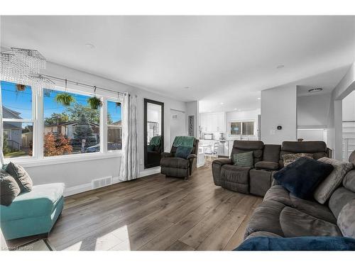 548 Wright Street, Welland, ON - Indoor Photo Showing Living Room