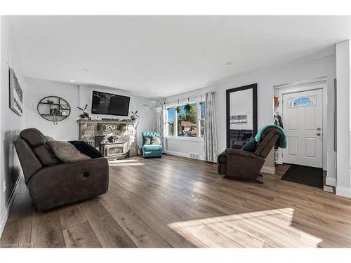 548 Wright Street, Welland, ON - Indoor Photo Showing Living Room