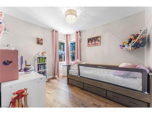 548 Wright Street, Welland, ON - Indoor Photo Showing Bedroom