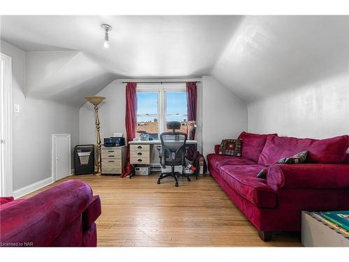 548 Wright Street, Welland, ON - Indoor Photo Showing Living Room