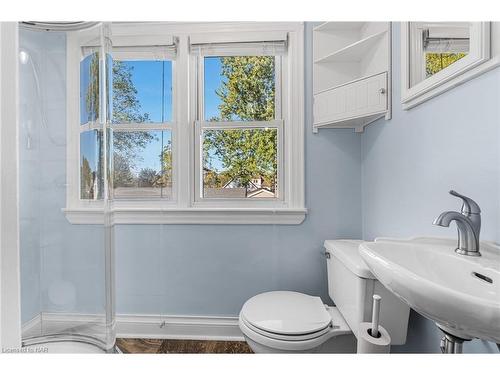 548 Wright Street, Welland, ON - Indoor Photo Showing Bathroom