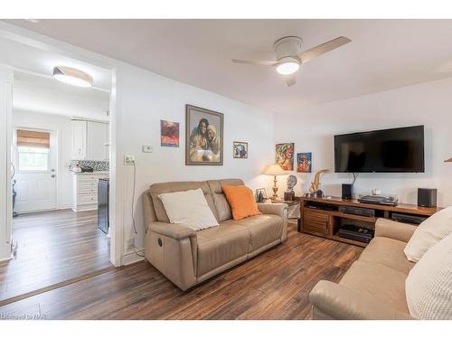 100 Arthur Street, St. Catharines, ON - Indoor Photo Showing Living Room