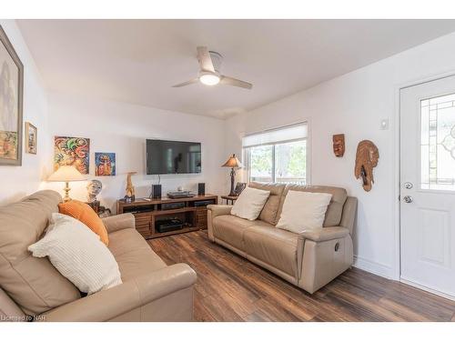 100 Arthur Street, St. Catharines, ON - Indoor Photo Showing Living Room