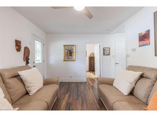 100 Arthur Street, St. Catharines, ON - Indoor Photo Showing Living Room