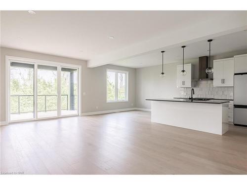 3953 Mitchell Crescent, Fort Erie, ON - Indoor Photo Showing Kitchen With Upgraded Kitchen