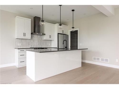 3953 Mitchell Crescent, Fort Erie, ON - Indoor Photo Showing Kitchen With Upgraded Kitchen