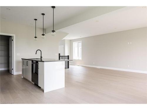 3953 Mitchell Crescent, Fort Erie, ON - Indoor Photo Showing Kitchen