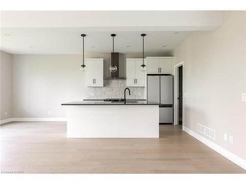 3953 Mitchell Crescent, Stevensville, ON - Indoor Photo Showing Kitchen With Upgraded Kitchen