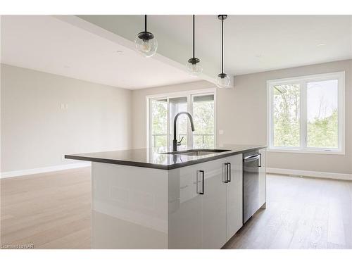 3953 Mitchell Crescent, Stevensville, ON - Indoor Photo Showing Kitchen With Upgraded Kitchen