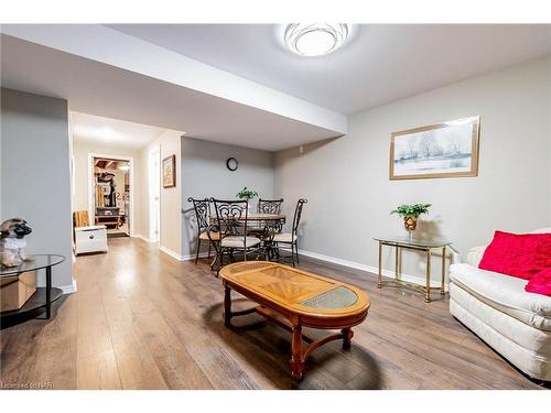 15-4300 Kalar Road, Niagara Falls, ON - Indoor Photo Showing Living Room